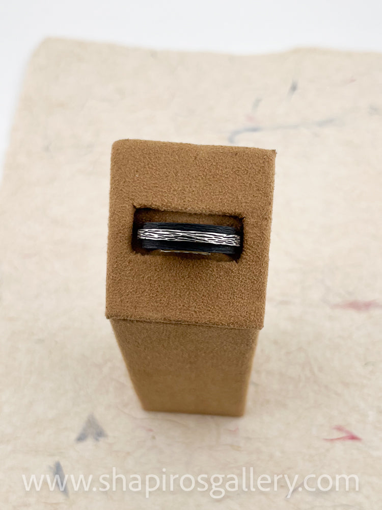 Pebble Raised Center Band