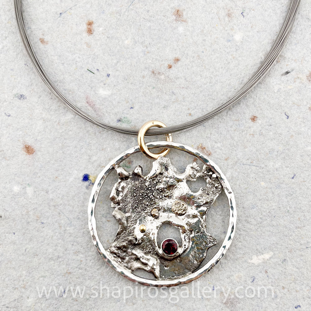 Artistic Reticulated Necklace with Garnet